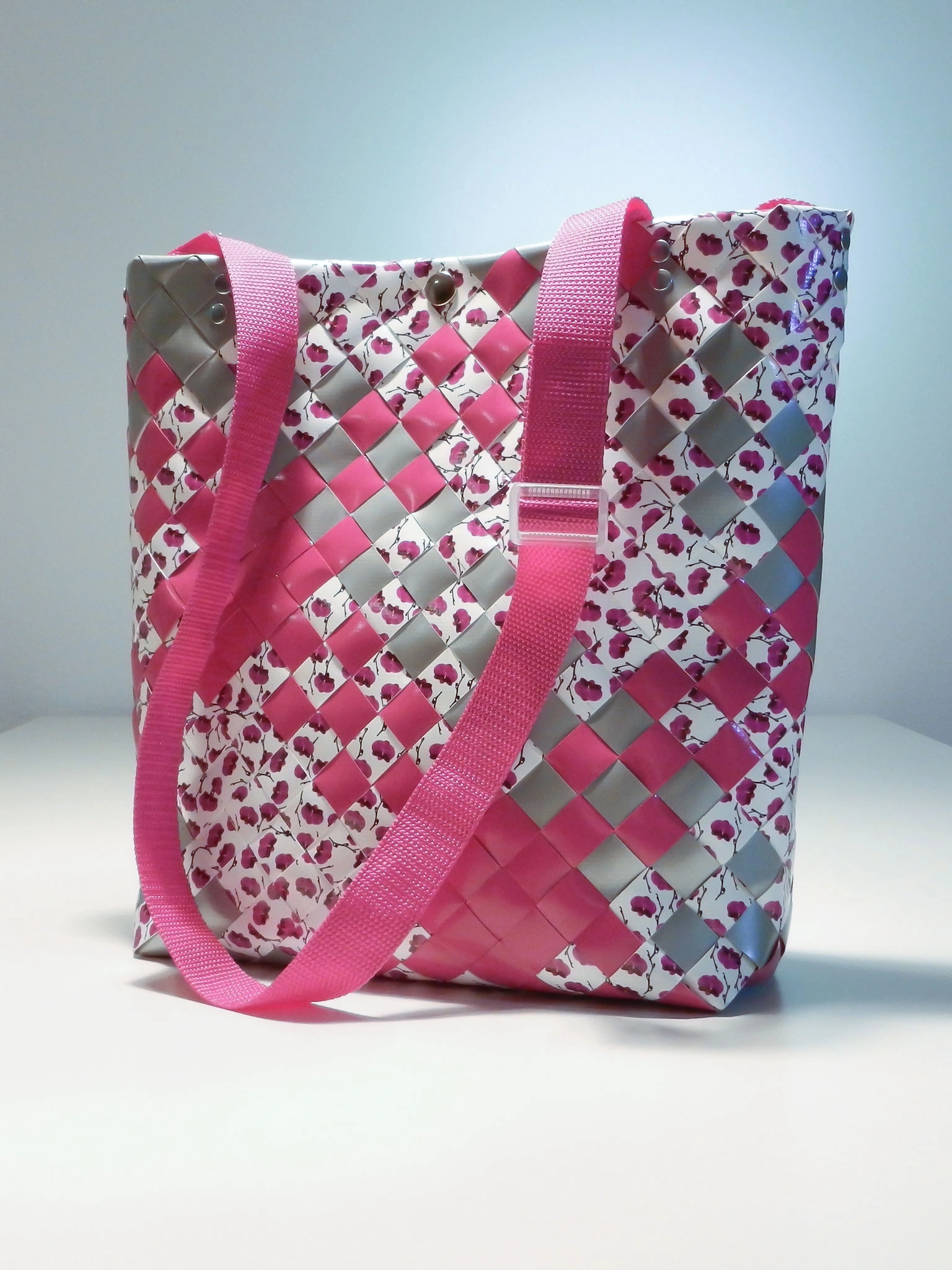 Pink-weiße Flechttasche mit Blumenmuster