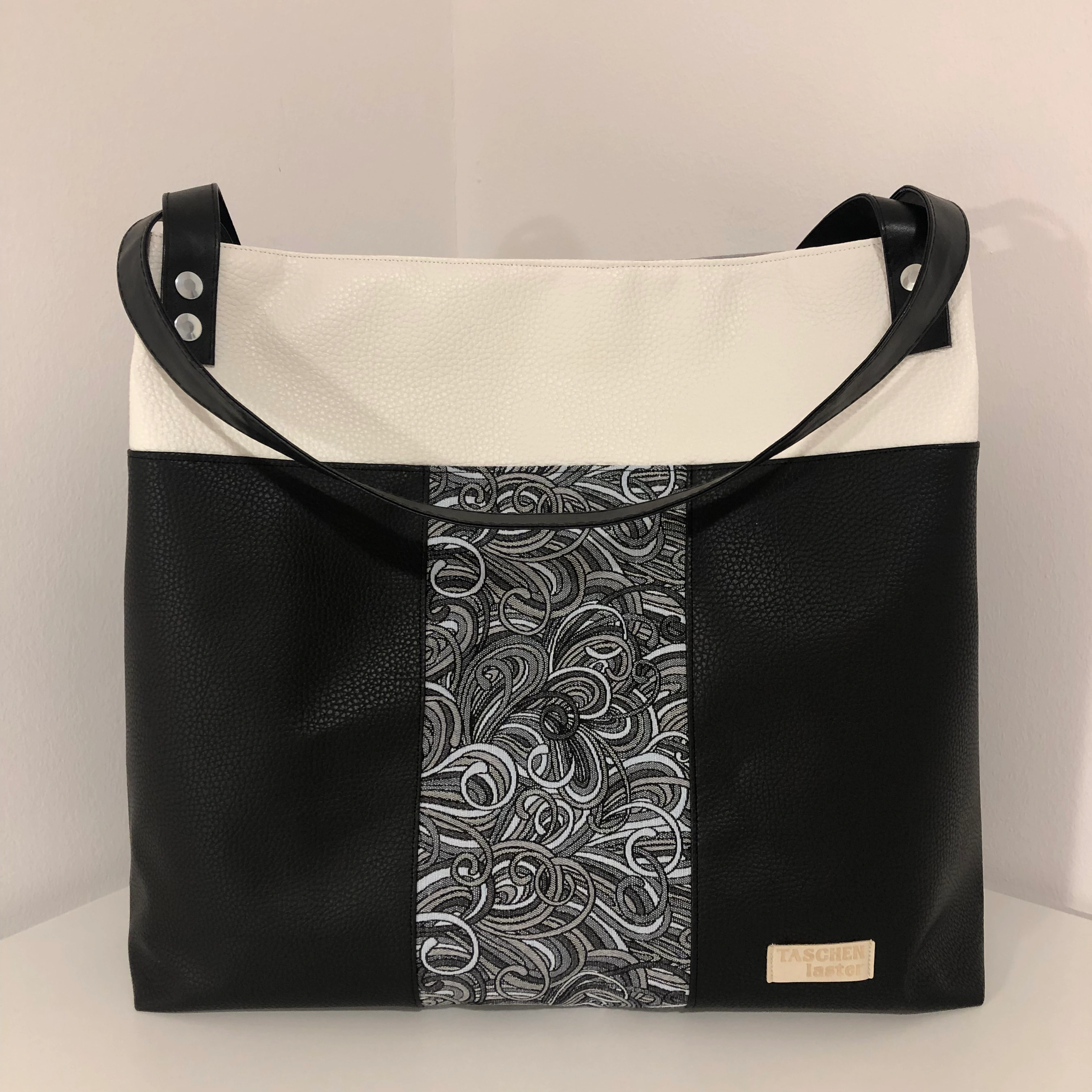 Schwarz-weiße Aniwaniwa-Tasche mit breiten schwarzen Trägern