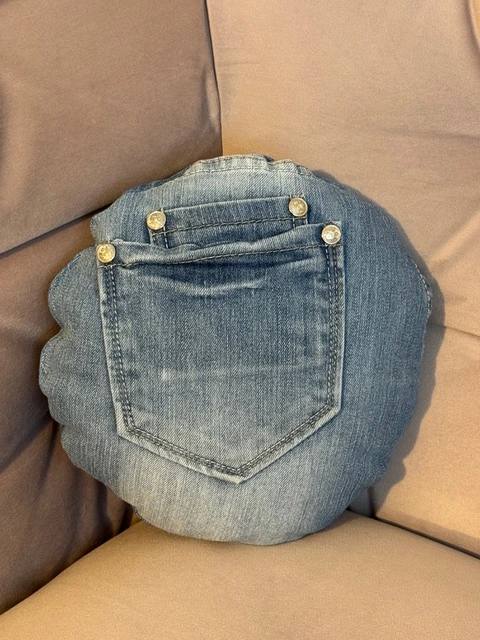 Rundes Jeans-Kissen mit aufgesetzter Hosentasche und Zierknöpfen