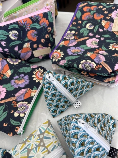 Mehrere fertig genähte Kosmetik- und Reißverschlusstaschen mit Blumenmustern