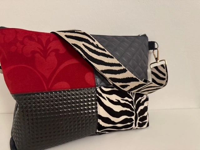 Fertig genähte rot-schwarz-graue Fold-over Bag mit Zebra-Schultergurt