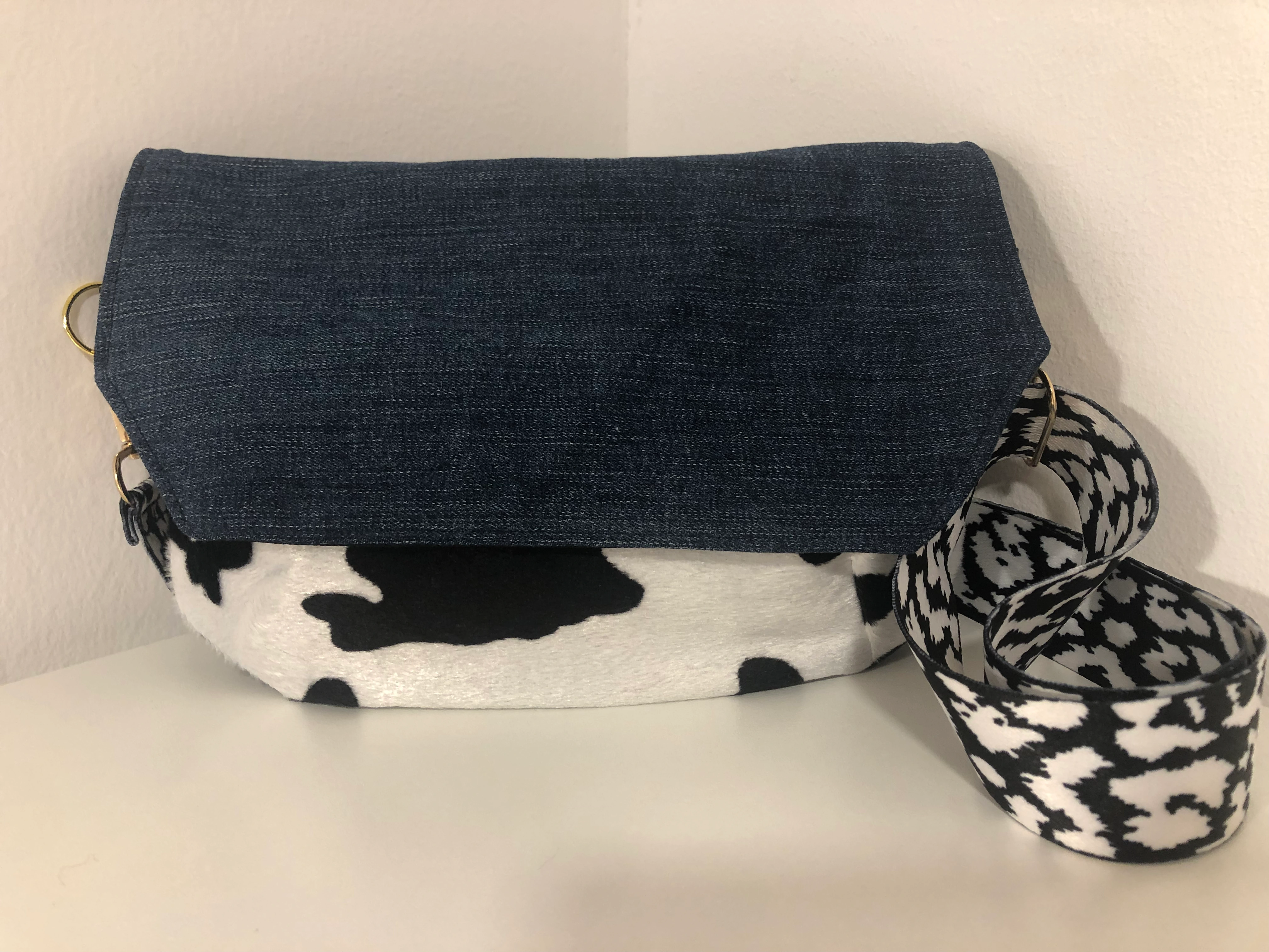 Nachtschwärmerin aus Jeans mit Kuhmotiv und gemustertem Schultergurt