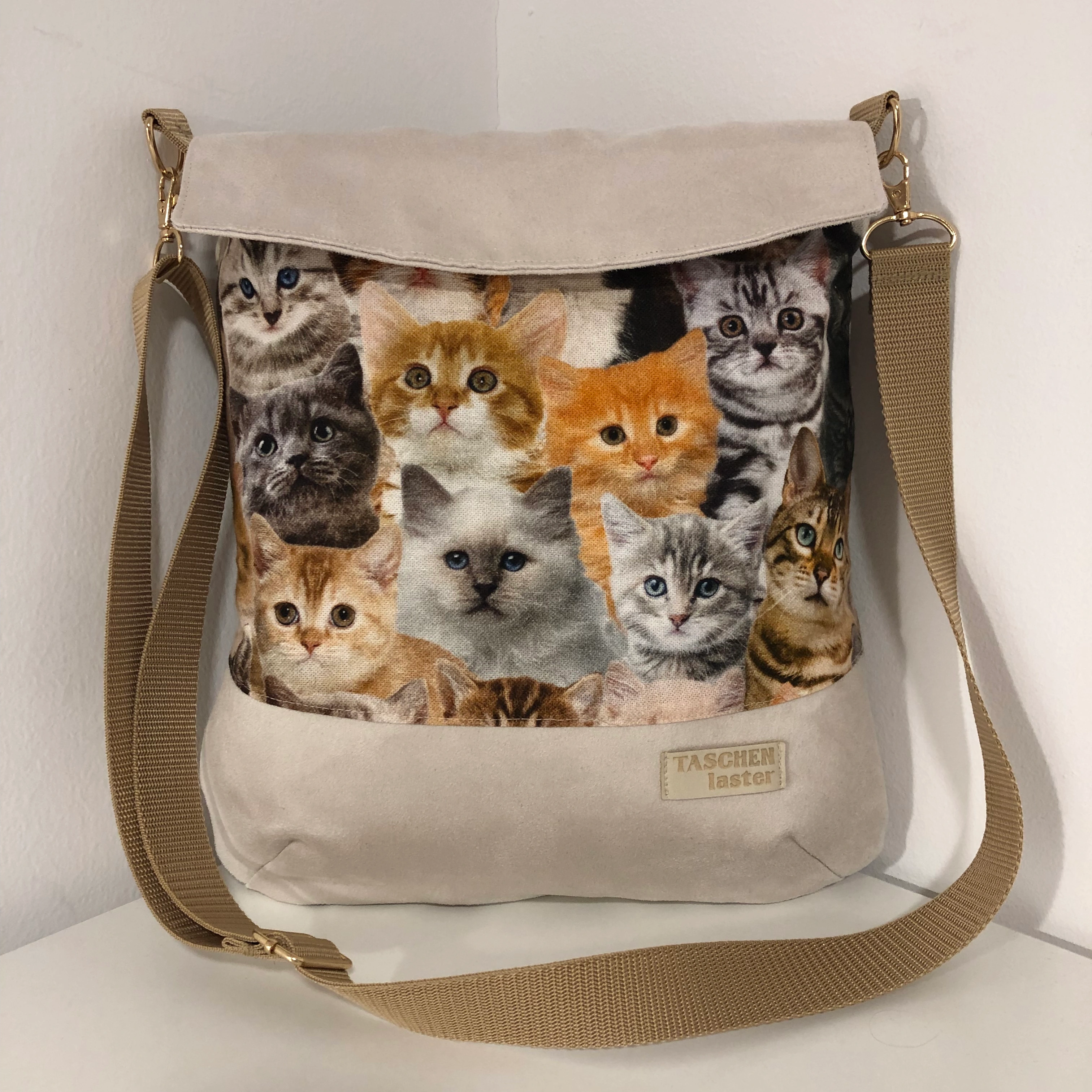 Beige Ultima-Tasche mit Katzenmotiv und braunen Details