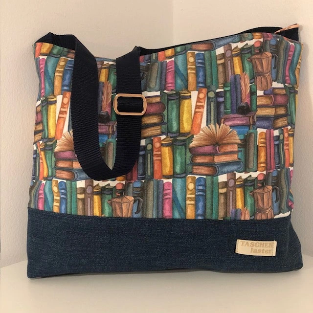 Bunte Tasche mit Bücherregal-Muster
