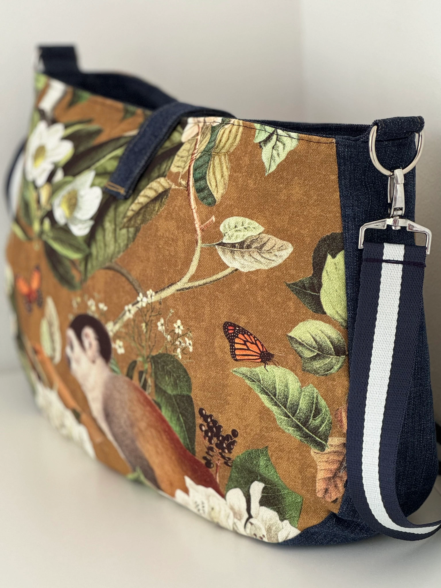 Seitenansicht einer Summerfeeling-Tasche mit Naturmotiv, Jeansbesatz und gestreiftem Gurt