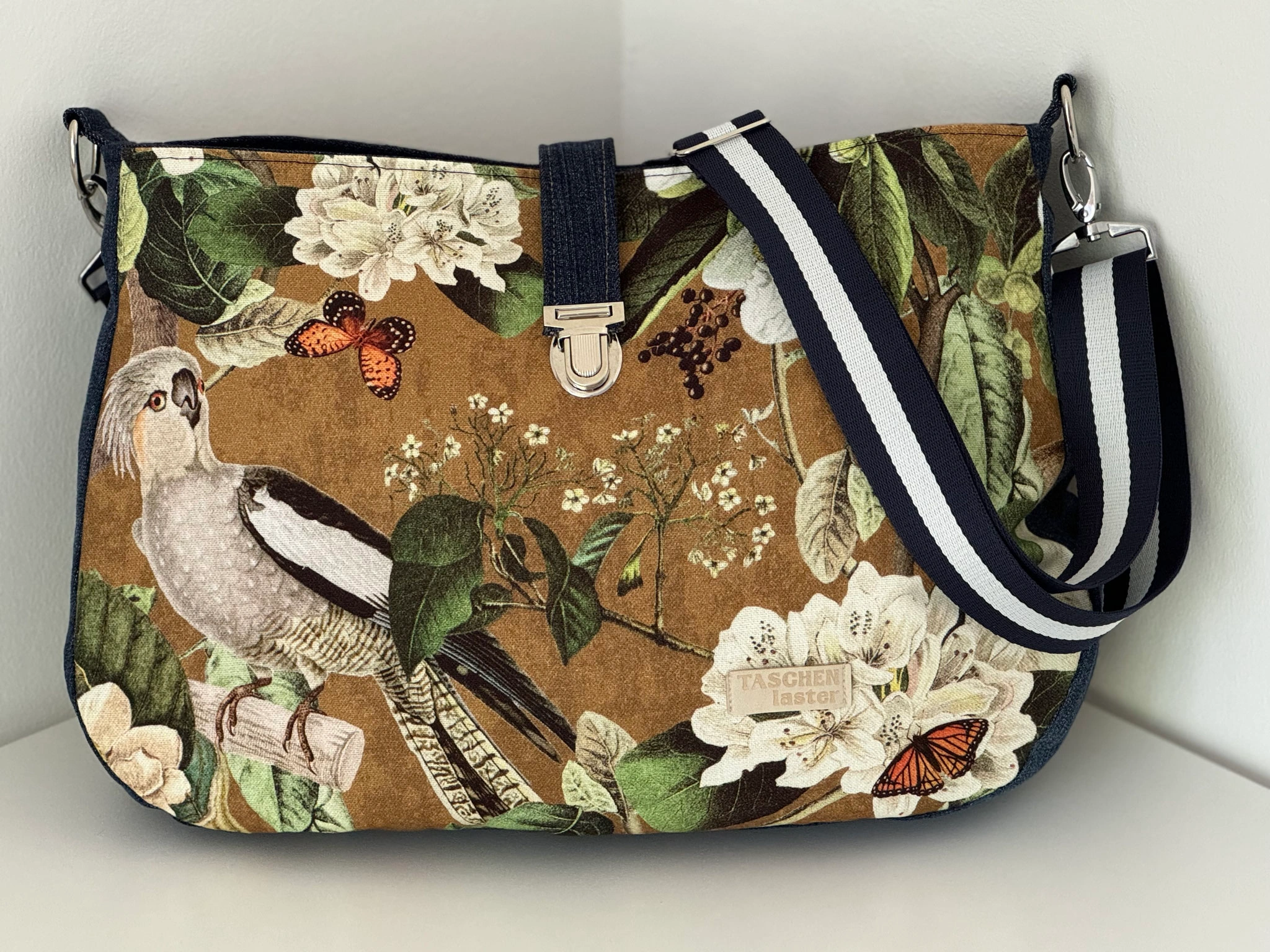 Summerfeeling-Tasche mit Vogel-, Blüten- und Schmetterlingsmotiv, Jeansboden und gestreiftem Gurt