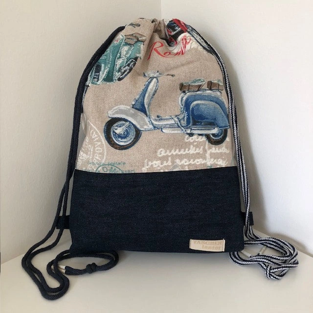 Personalisierter Zugbeutel mit Motorroller-Motiv und dunklem Jeansboden