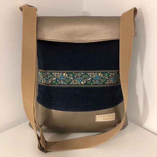 Dunkelblaue Ultima aus Jeans und taupefarbenem Kunstleder mit ornamentalem Zierband