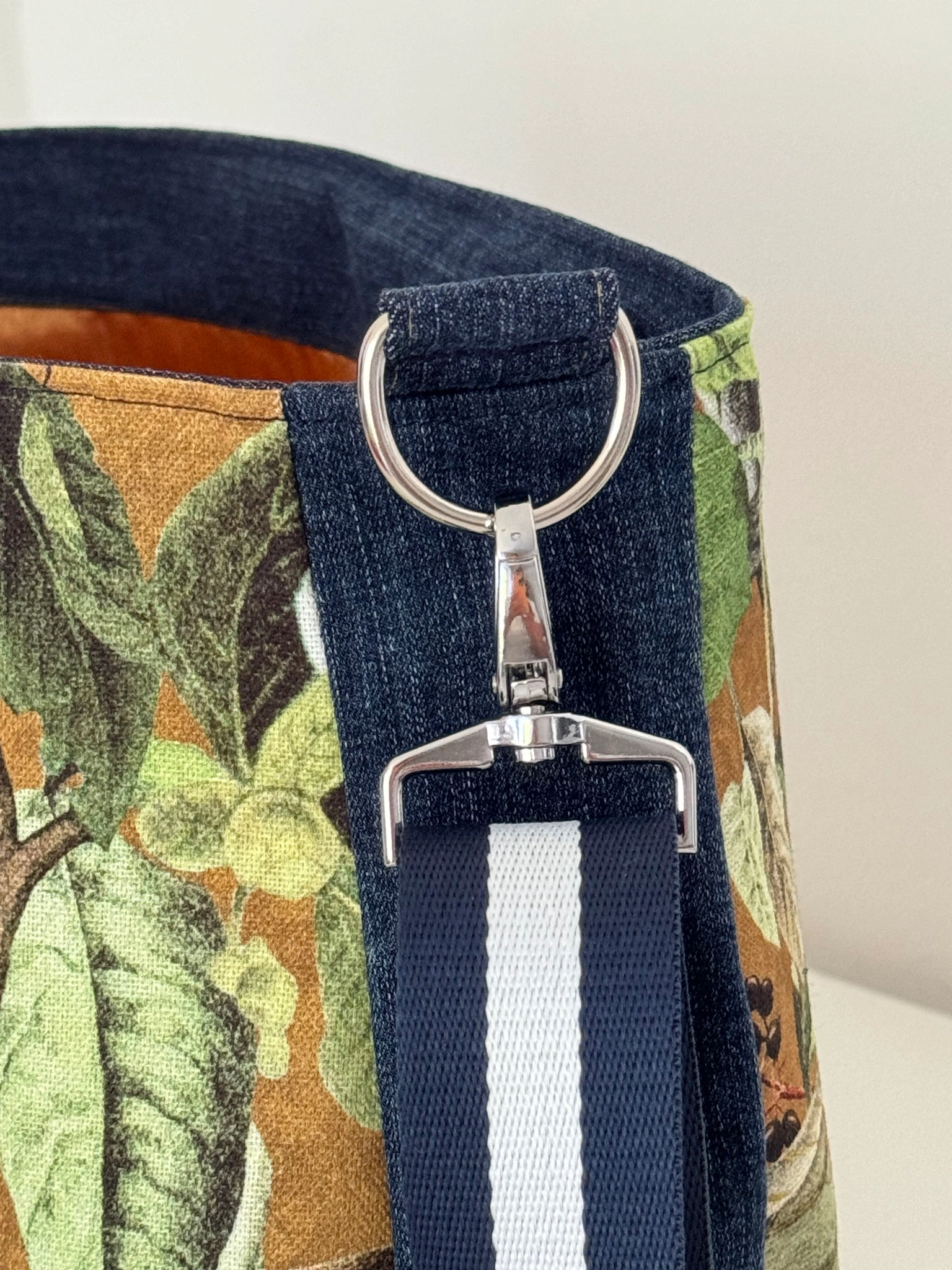 Detailansicht der Summerfeeling-Tasche mit Naturmotiv und Jeansbesatz