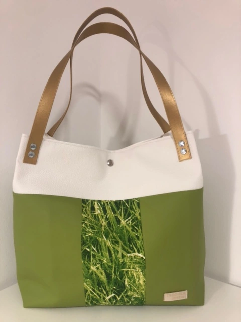 Grün-weiße Aniwaniwa-Handtasche mit Gras-Motivstreifen und goldfarbenen Henkeln