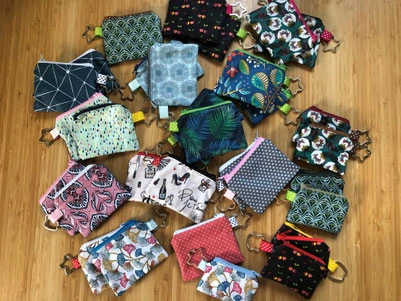 Farbenfrohe handgemachte Täschchen und Accessoires